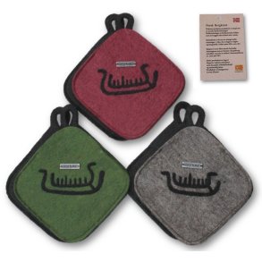 Grytekluter med n�lefiltet vikingskip fra helleristning.