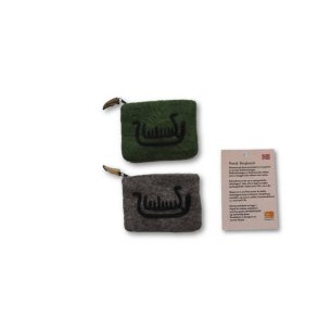 Liten pung med nlefiltet vikingeskip fra helleristning