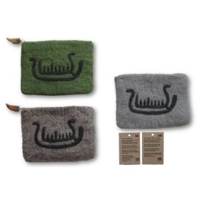 Stor pung med nlefiltet vikingskip fra helleristning